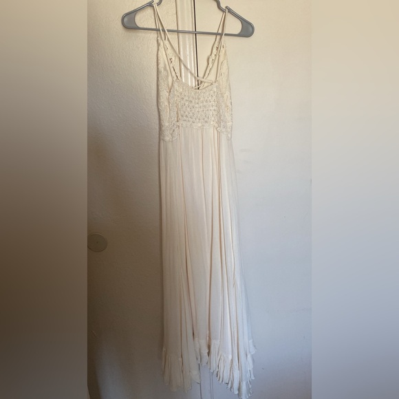 White flowy dress only worn once for pictures . Bought from dillards .Size Small - Picture 2 of 2